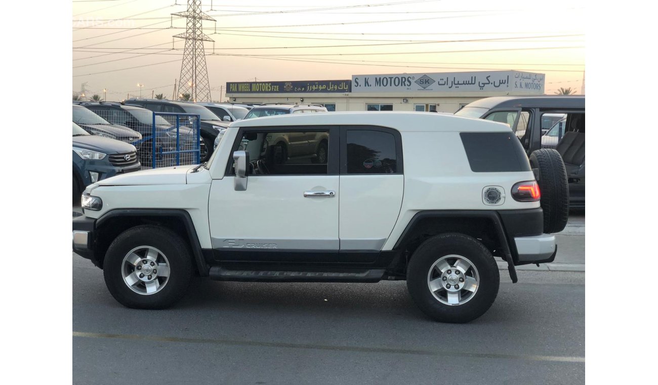 Toyota FJ Cruiser 4.0L V6, DVD + REAR CAMERA, BACK SENSORS, ALLOY RIMS 16'', 4X4, CRUISE CONTROL, CODE-75032