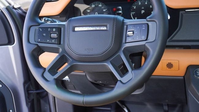 Land Rover Defender P400 3.0L (For Local registration plus 10%), миниатюра 24