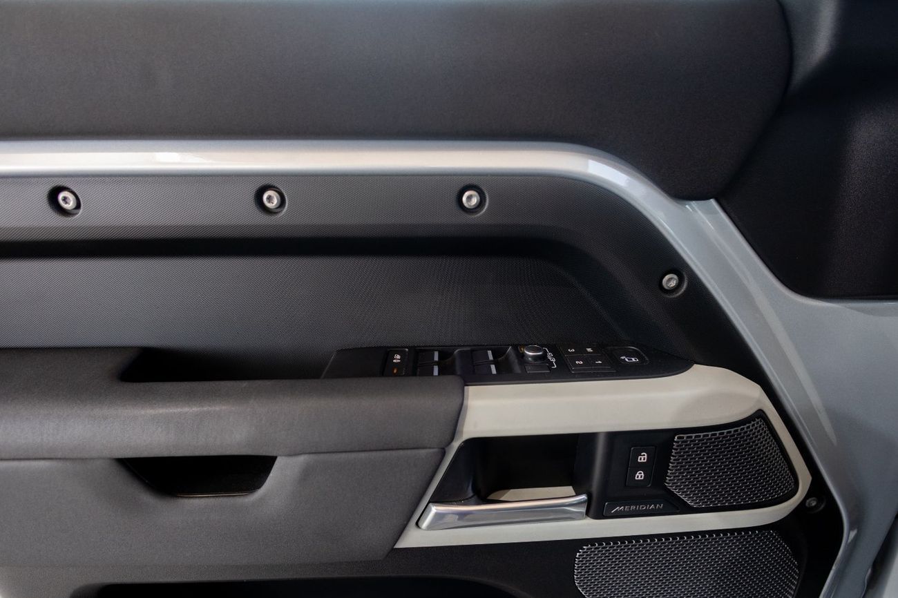 Land Rover Defender P400 110 X-Dynamic SE 3.0L (5 Seater)