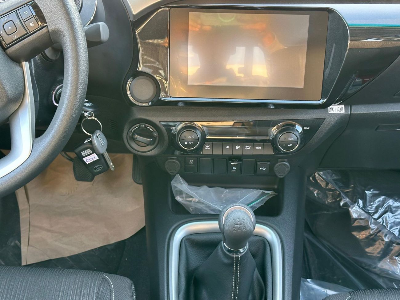 Toyota Hilux TOYOTA HILUX  2.7 MT full option without PS white -black 2024