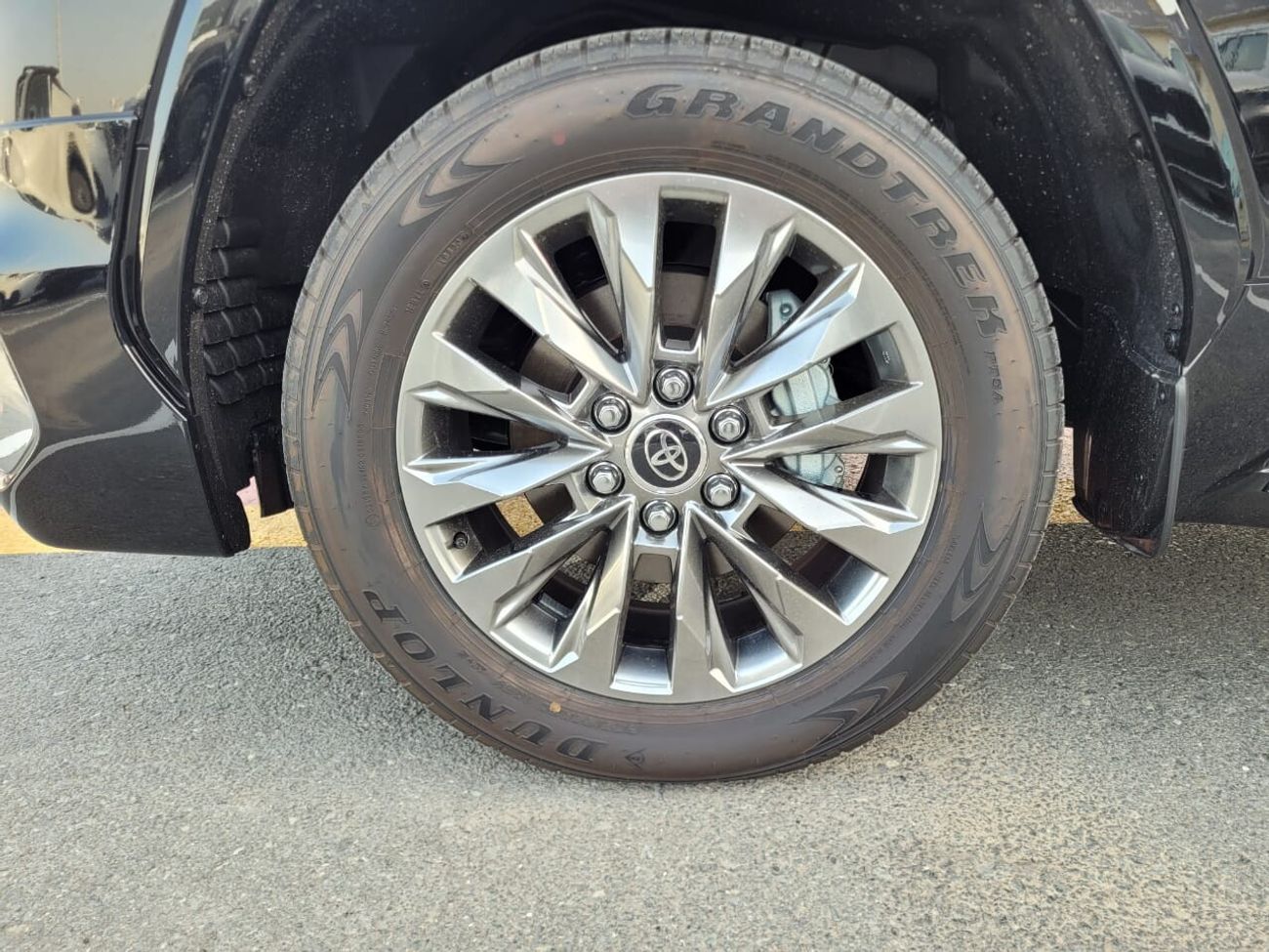 تويوتا لاند كروزر LC300 - RHD - 3.5 PET - ZX - 7 STR - Modellista Kit - MY 2023 - BLK_BEIG (FOR EXPORT ONLY)