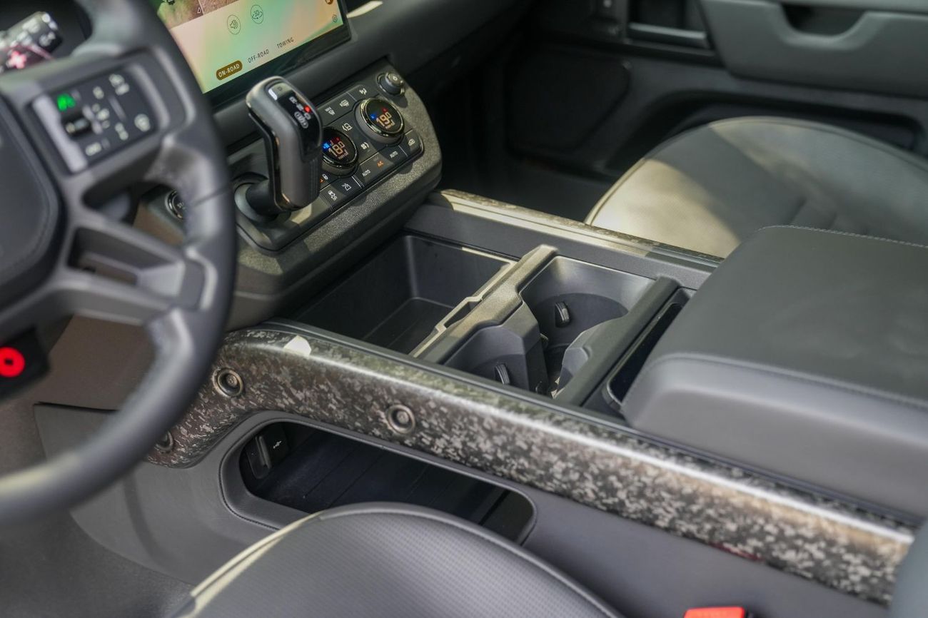 Land Rover Defender 2025 Land Rover Defender 110 P635 Octa Edition One (Gray)