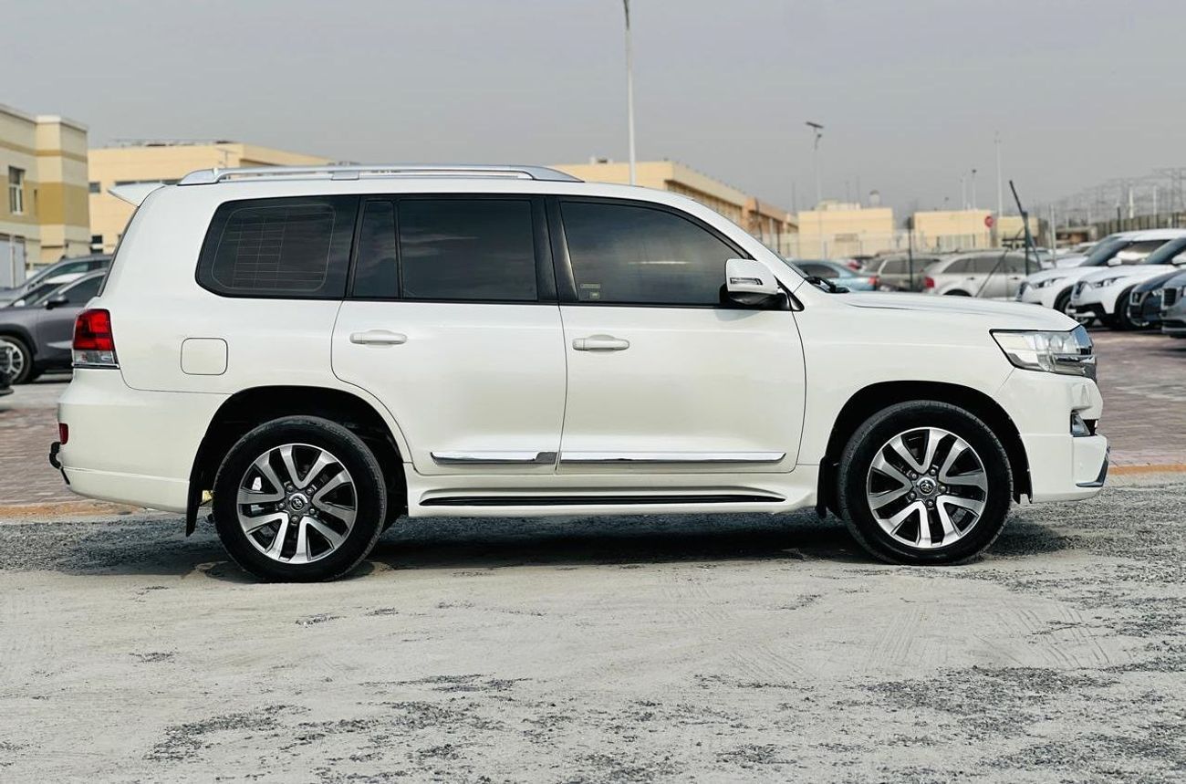 تويوتا لاند كروزر petrol 4.0 liter 2017 model left hand drive  only for export available