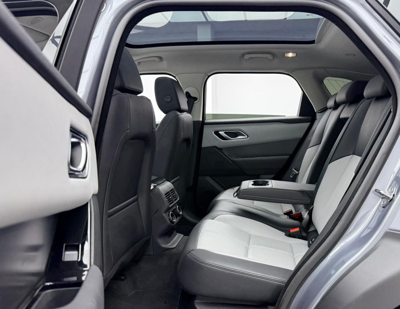 لاند روفر رينج روفر فيلار 2025 Range Rover Velar P250 R-Dynamic SE, 2029 LR Warranty + Service Pack, Fully Loaded, GCC
