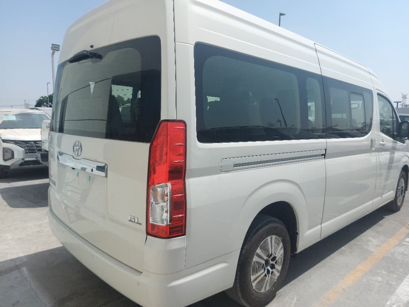 Toyota Hiace 2.8L DIESEL HIGH ROOF 13 SEATER MANUAL TRANSMISSION