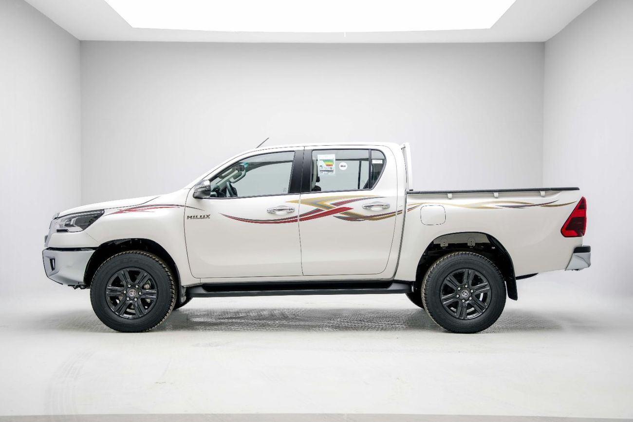 تويوتا هيلوكس GLX 2.7L - White Inside Maroon | Export Only