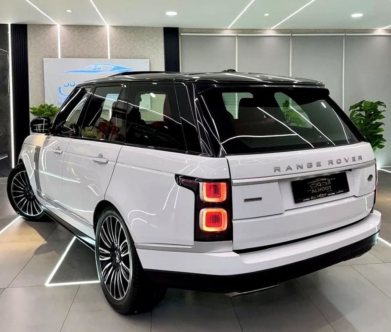 Land Rover Range Rover AUTOBIOGRAPHY FACELIFT TO || AUTOBIOGRAPHY KIT RR VOGUE V8 II GCC || TOP RANGE || PANORAMIC ||SCREENS