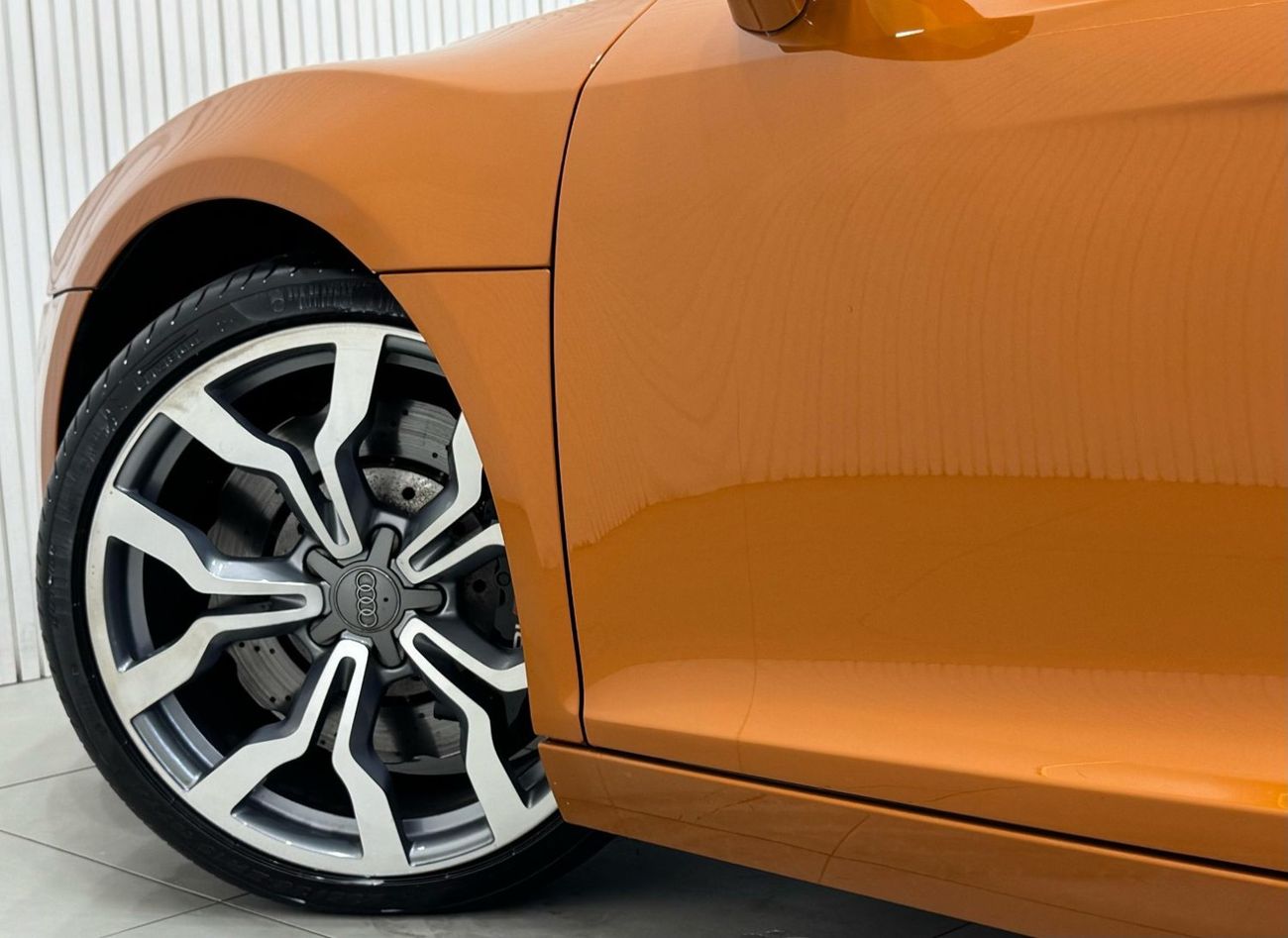 Audi R8 V8 AWD 4.2L (430 HP) 2015 Audi R8 Quattro Coupe V8, Full Service History, Carbon Fiber Package, Very