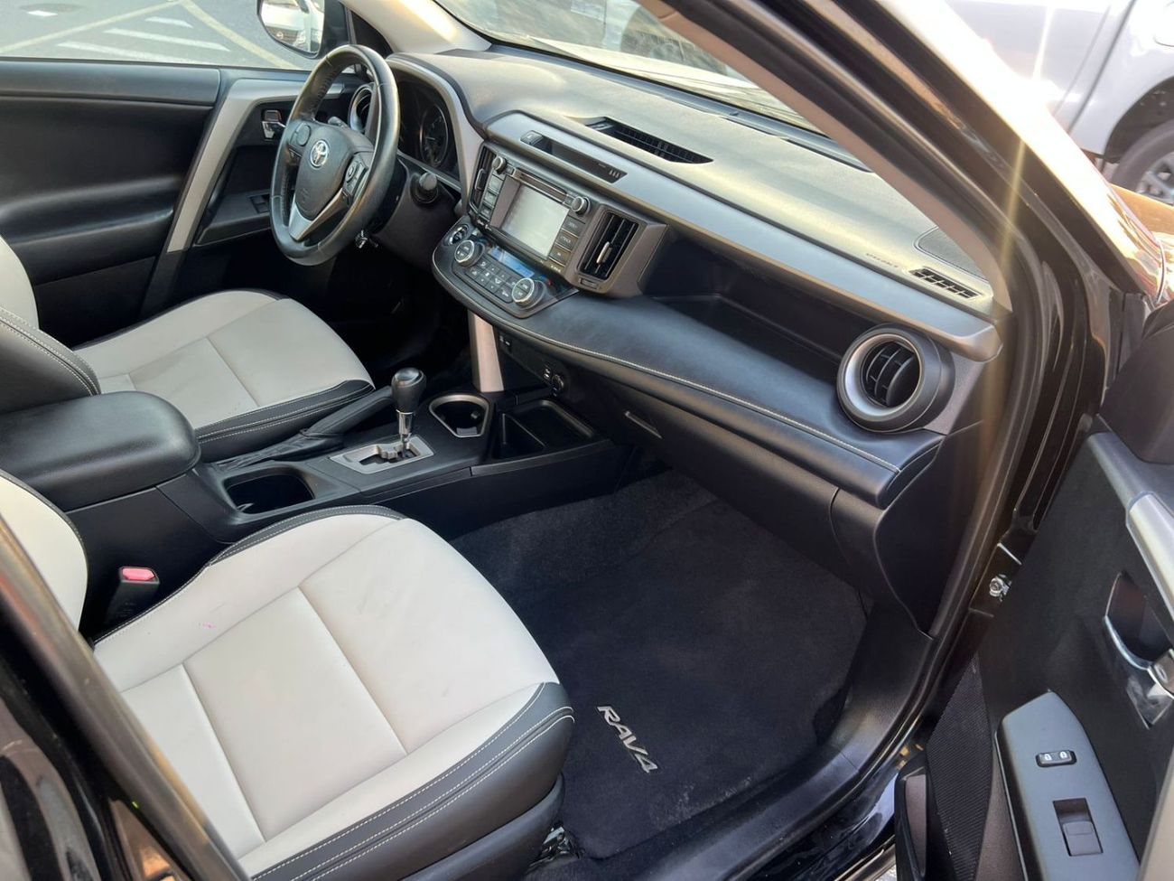 Toyota RAV4 2018 XLE - 2.5L V4-RearCam-AWD 4x4 - Push Start - Leather seat Sunroof