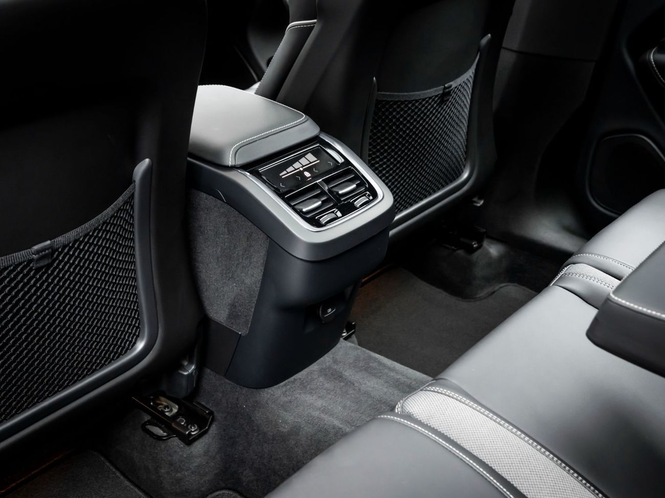 Volvo XC60 B5 2.0T Powertrain 2024 Volvo XC60 B5 Ultimate Dark, 2026 Volvo Warranty, Full Service History, Low