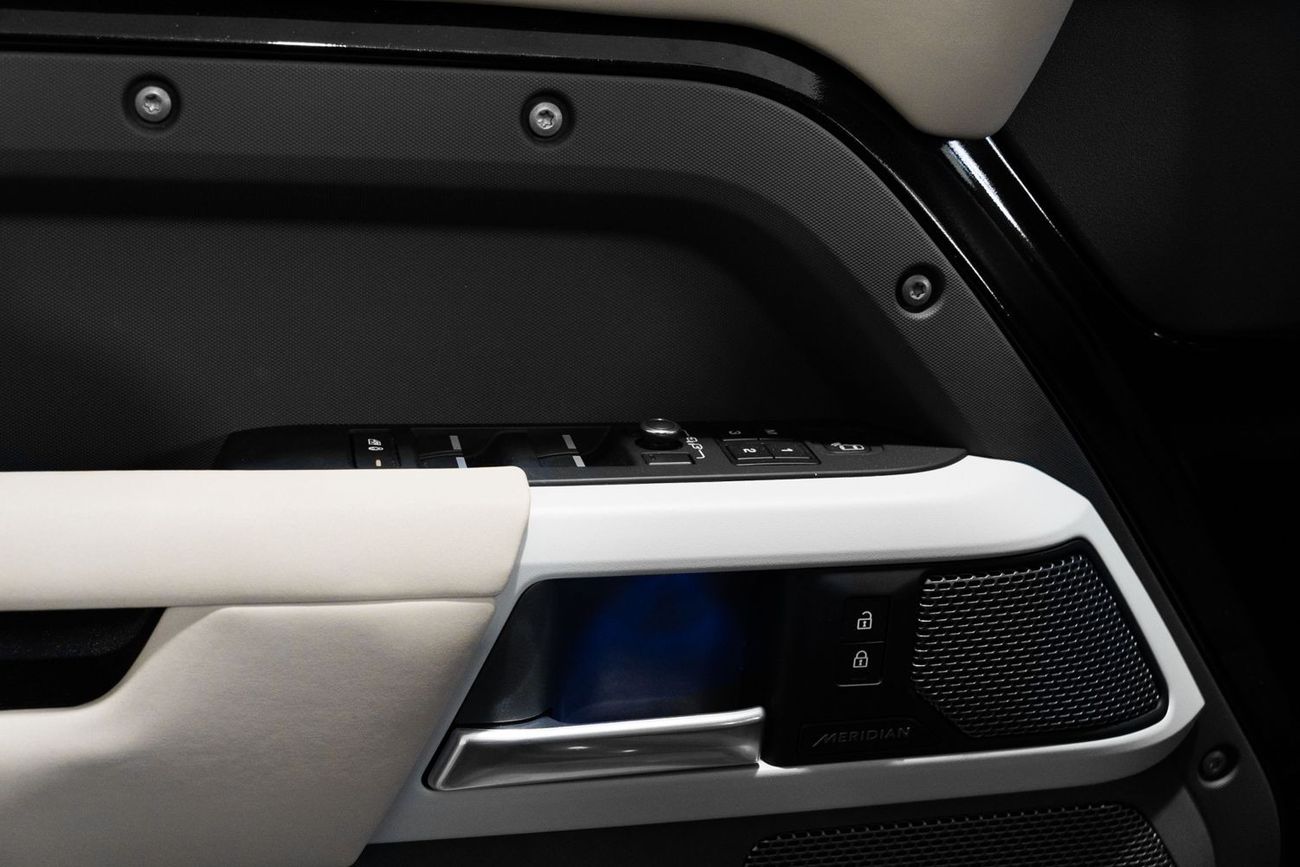 Land Rover Defender 110 SE P300 2.0L