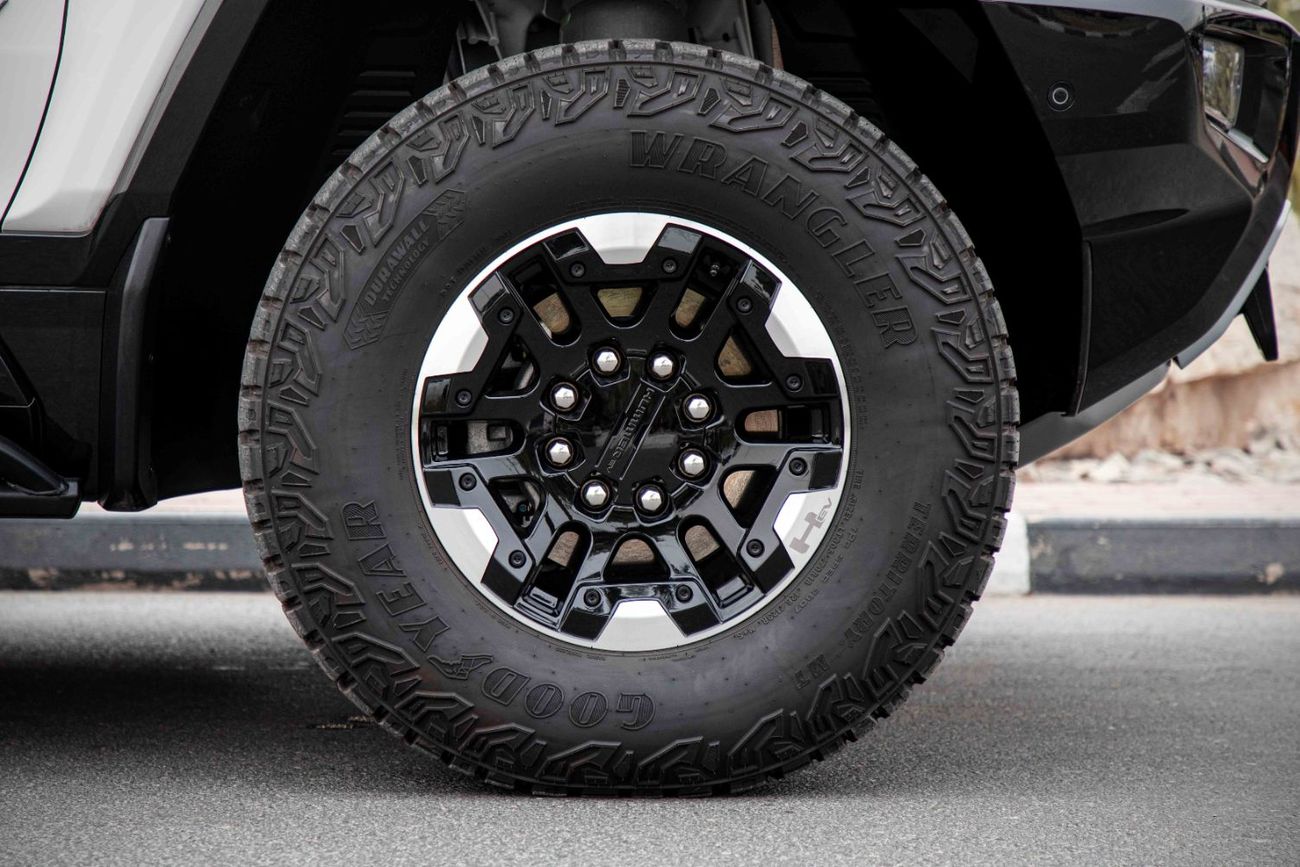 GMC Hummer EV Pick Up Edition1 - White inside Black & White | Export Only