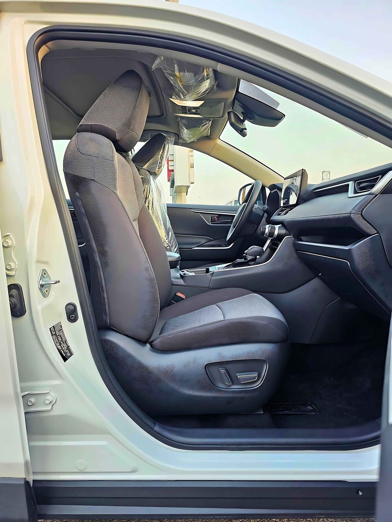 Toyota RAV4 ELITE, 2.5L Hybrid, Power Seat With 360* Cam / Sunroof (CODE #  68057)