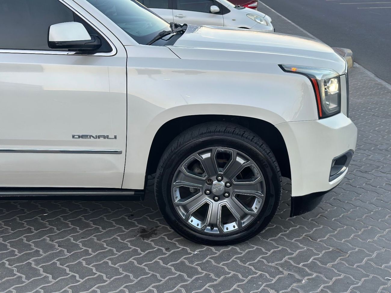GMC Yukon Denali 6.2L (8 Seater)
