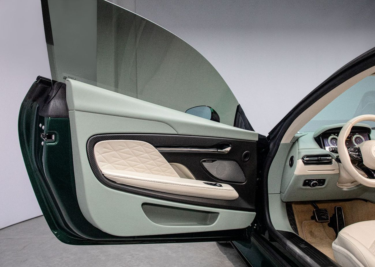 أستون مارتن DB12