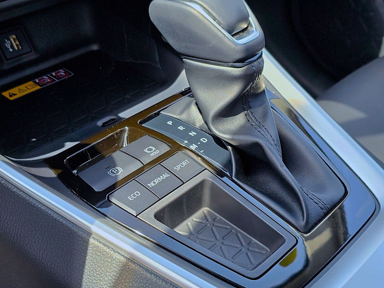 Toyota RAV4 TOYOTA RAV4 PETROL 2.0L - CHINESE SPECS- FULL OPTIONS - 4X2 - 2025 MODEL - WHITE INSIDE BLACK - CHIN