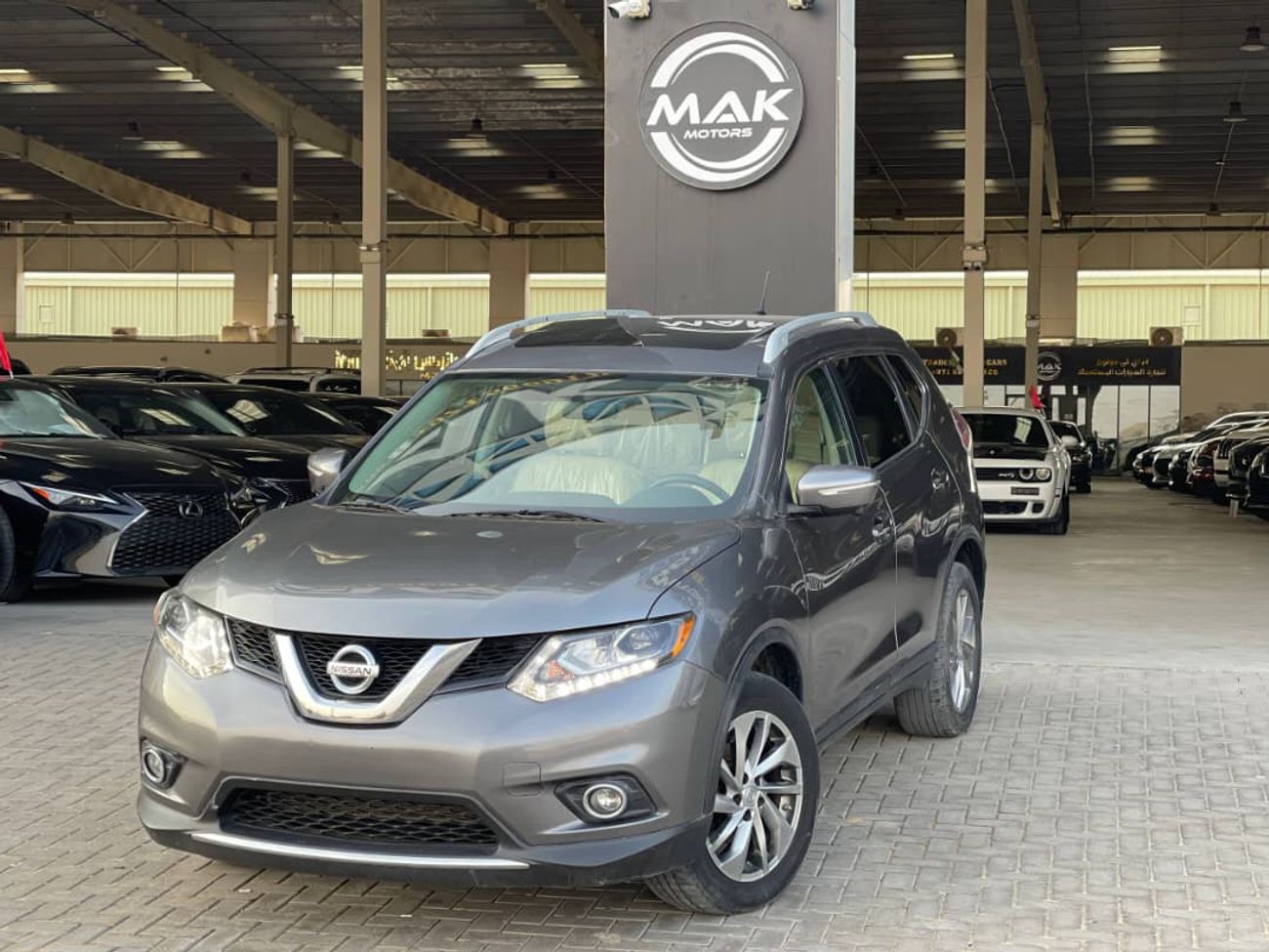 نيسان روج SL / V4 2.5 لتر / فتحة سقف بانورامية / شاشة كبيرة / دفع رباعي / جنوط / بحالة ممتازة