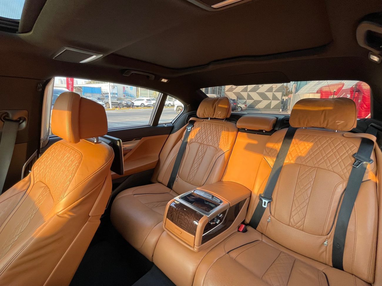 BMW 750Li Luxury 4.4L (523 HP)