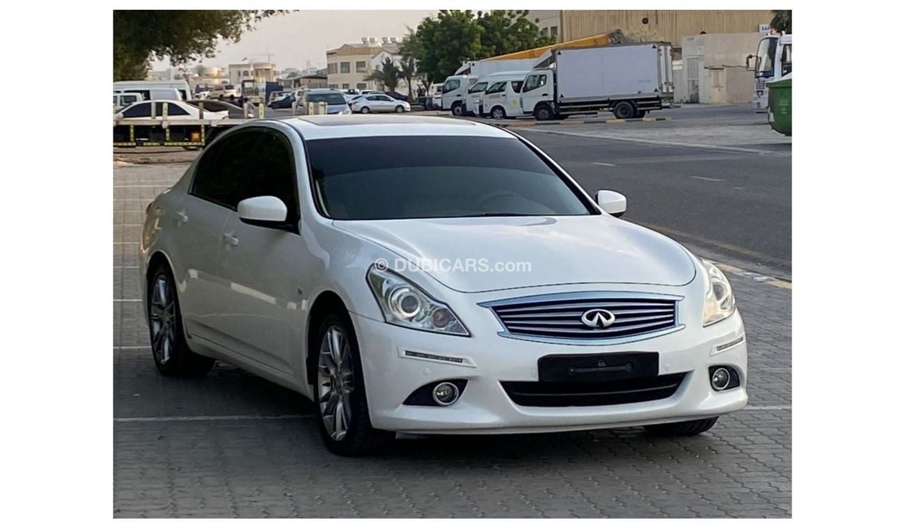 インフィニティ Infiniti G25 G35 G37 Q60 QX50 リアルカーボン ファイバー・パンチングレザー製 ステアリング1個 特売！カーボン・パンチングレザー製 インフィニティ Infiniti G25 G35