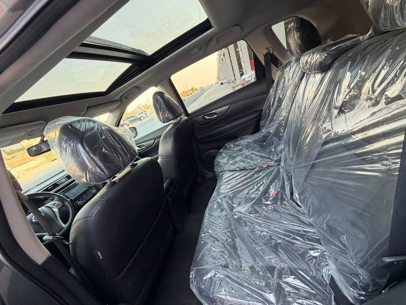 نيسان روج SV (NON GCC) SL / V4 2.5L / PANORAMIC SUNROOF /360 CAMERA / BIG SCREEN / 4X4 / RIMS / IN PERFECT CON