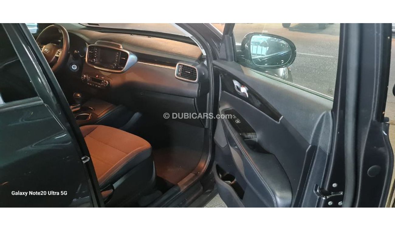 كيا سورينتو السيارة جيدة جدا ونظيفة