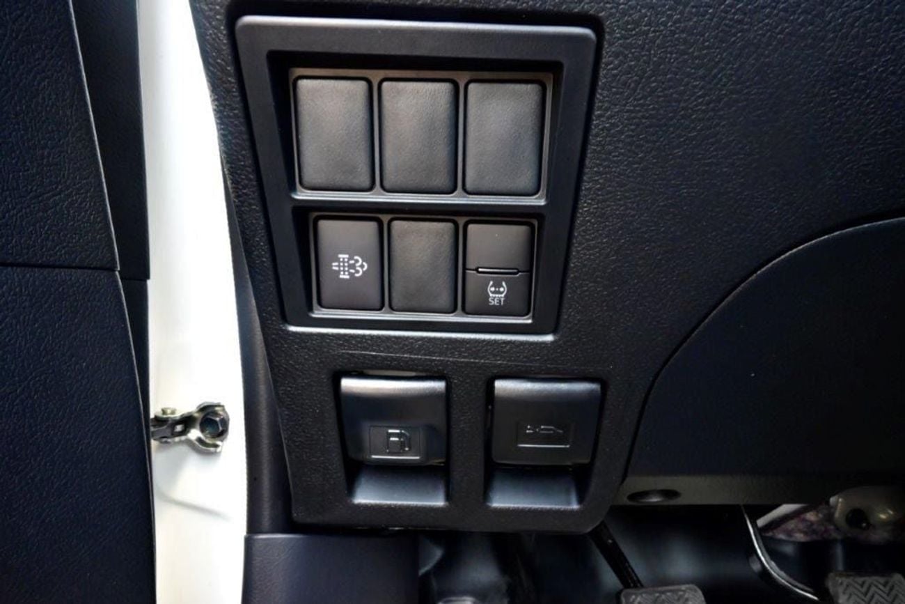 تويوتا هيلوكس GL 2.4L Single Cab Utility