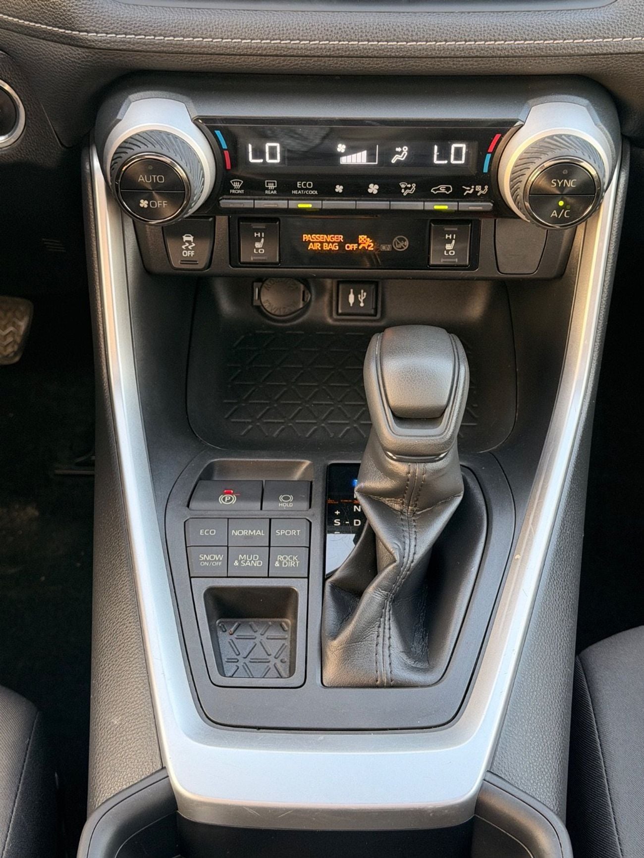 تويوتا راف ٤ XLE 4x4 Drive Full option/ sunroof, push start