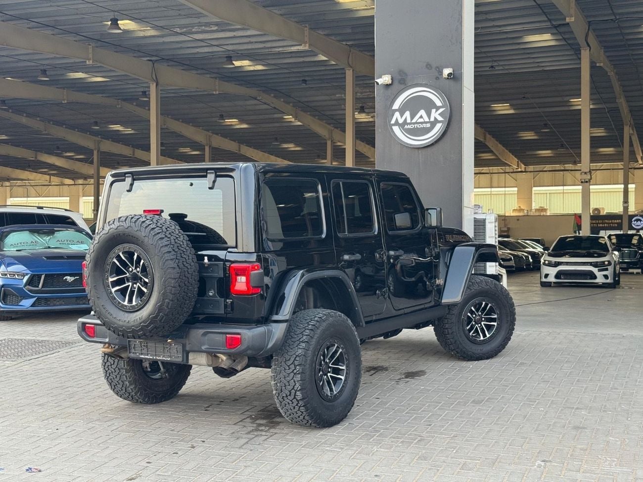 جيب رانجلر 392 / V8 6.4L / FOX ADJUSTABLE SUSPENSION / VARIABLE EXHAUST / ELECTRIC SIDE STEPS / DEFLOCK /