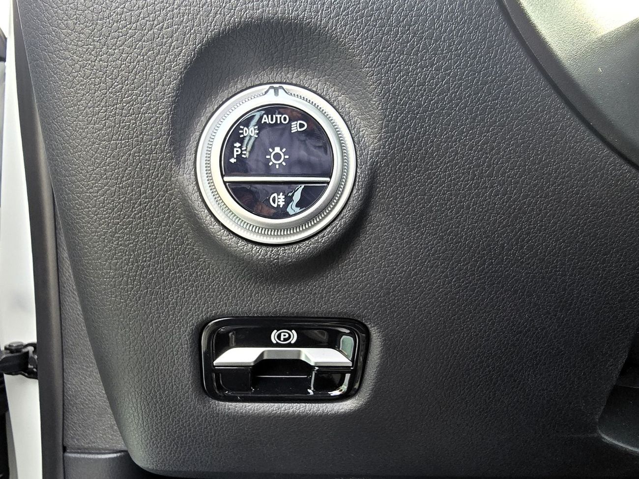 Mercedes-Benz C 200 Mercedes-Benz C200L 1.5L with cold and heat seats white color 2025 Model