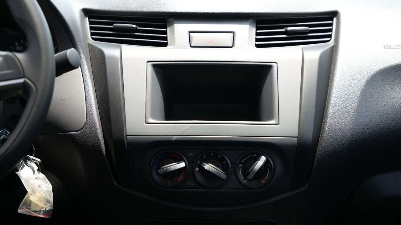 Nissan Navara Nissan Navara  2.5L 4WD Diesel XE MT DCab Plus MY-2023