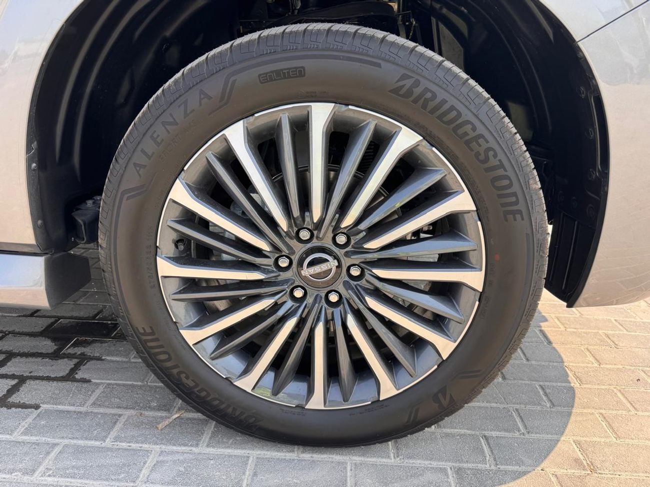 نيسان باترول LE بلاتينيوم سيتي (الخارج: رمادي + سقف أسود، الداخل: عنابي)