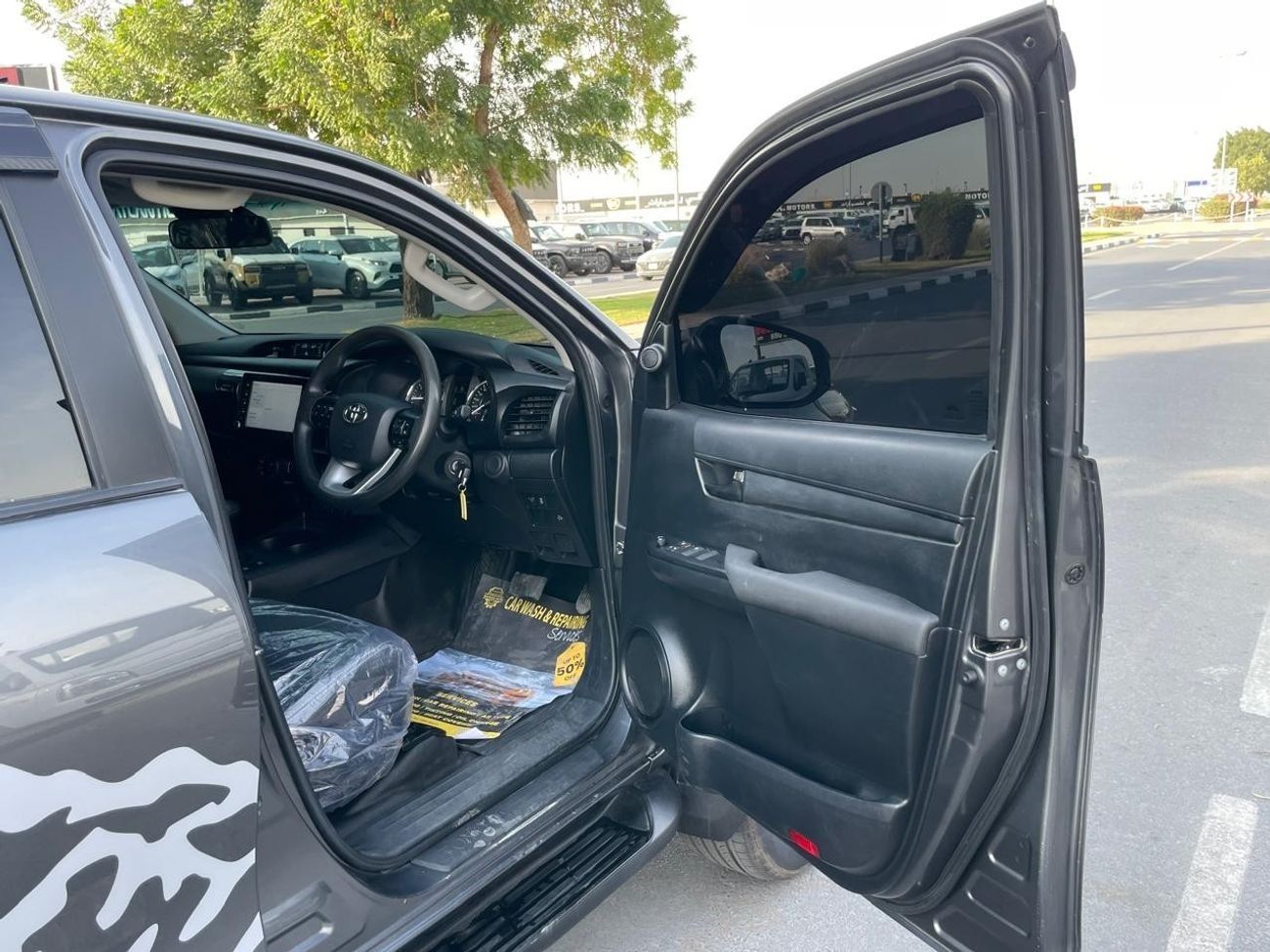 تويوتا هيلوكس diesel 2.8 liter automatic right hand drive leather seats with back camera