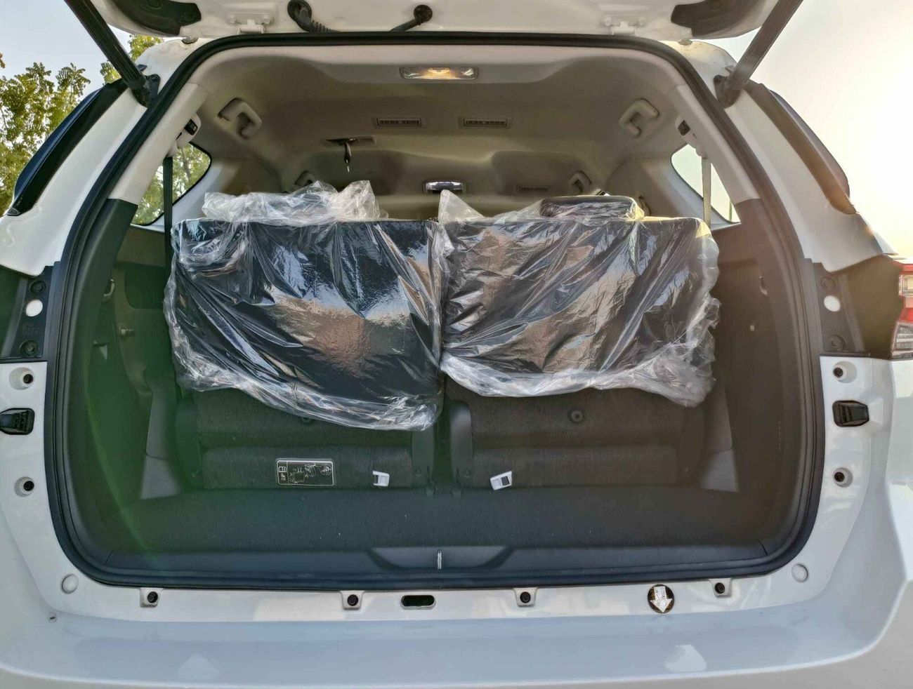 Toyota Fortuner SR5, 4.0L, V6, 2 Electric Seats, Auto AC, Rims, Leather Sts, Wireless Charger 2024MY (CODE# FP40F)