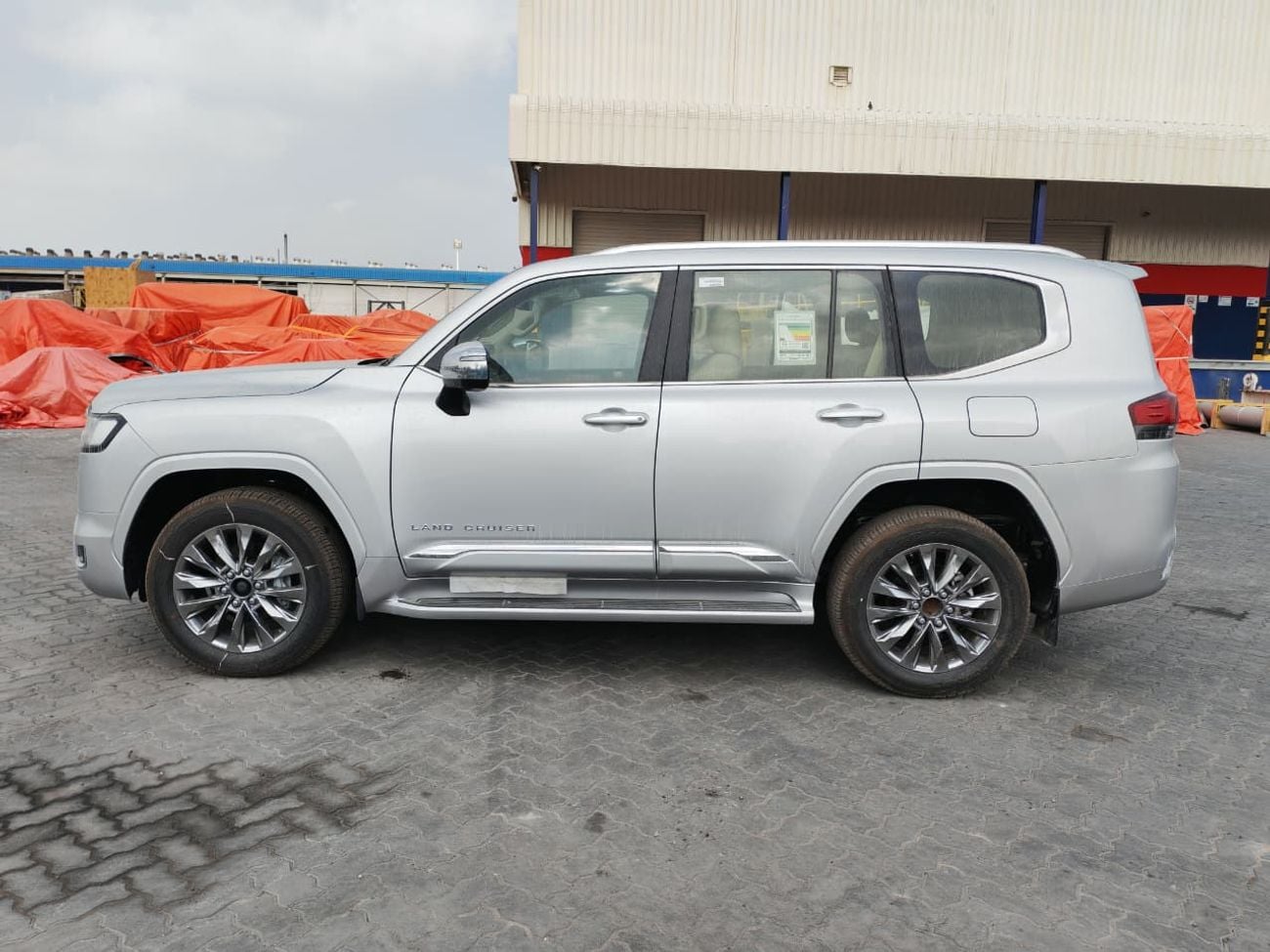 تويوتا لاند كروزر 2025 Toyota Land Cruiser LC300 VX Full-Option with Radar 4.0L V6 Naturally-Aspirated Petrol A/T 4WD