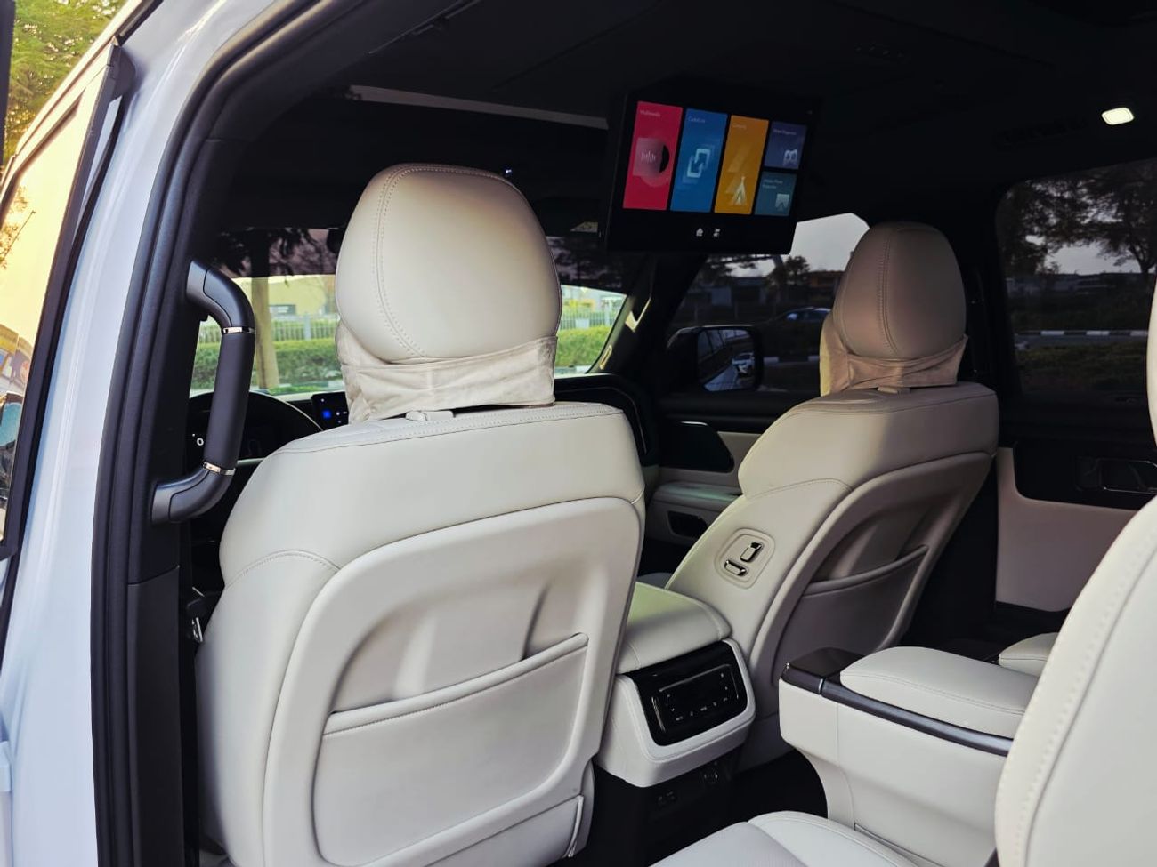 ROX 01 ROX 01 VIP GCC UNDER WARRANTY WITH SERVICE CONTRACT 1.5T 1500CC 18000 KELOMETER 6 SEATS HYBRID