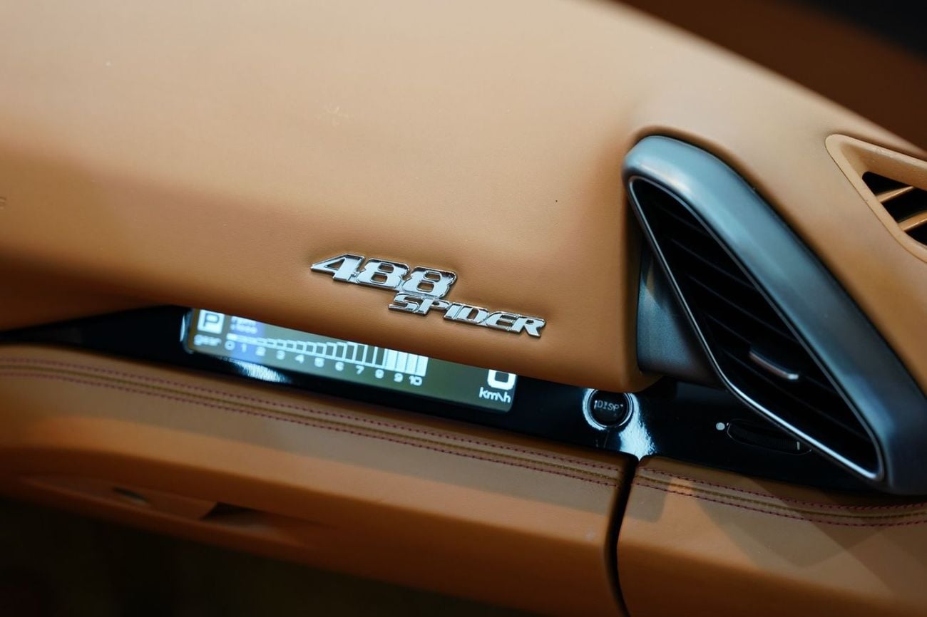 فيراري 488 سبايدر Spider Carbon Exterior/Interior, Passenger Display, GCC Specs!!