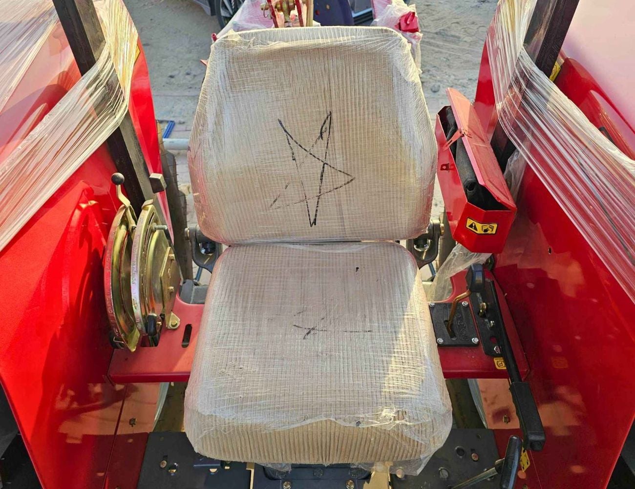 Massey Ferguson 385 TRACTOR / DIESEL / M/T / 4WD / DISC PLOUGH & WITH HARROW (CODE # 69072)