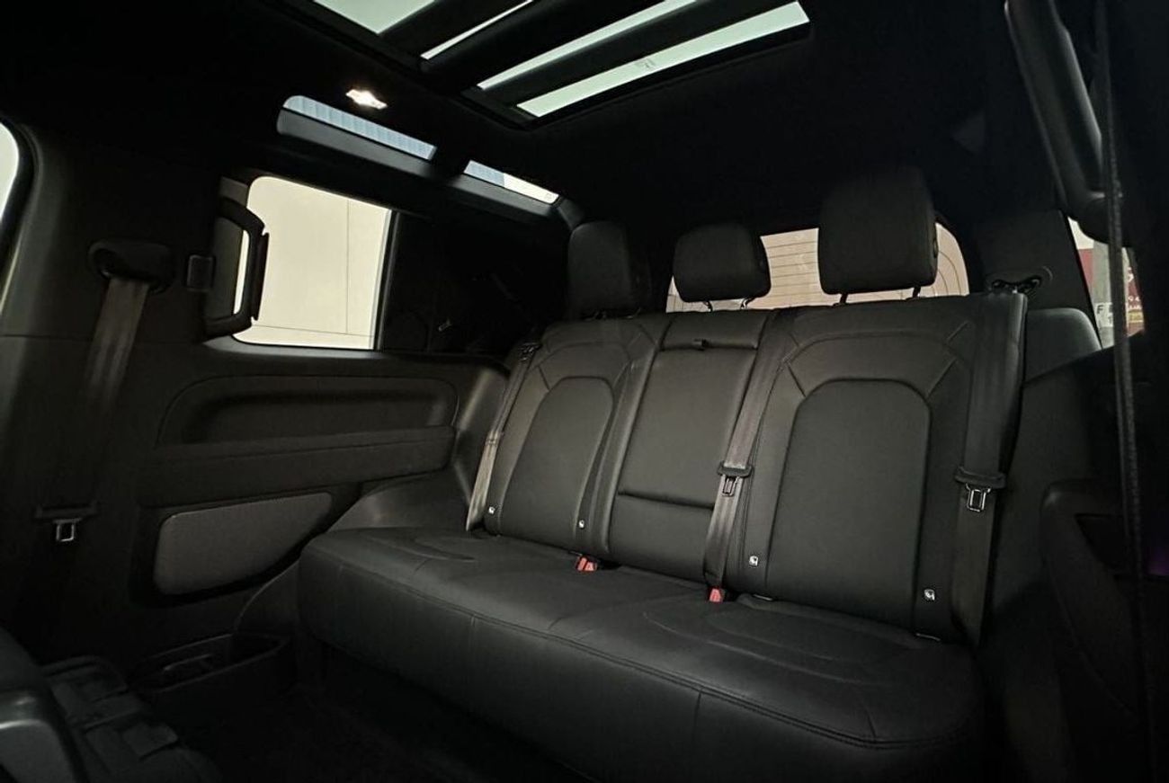 Land Rover Defender P400 90 SE 3.0L (5 Seater)