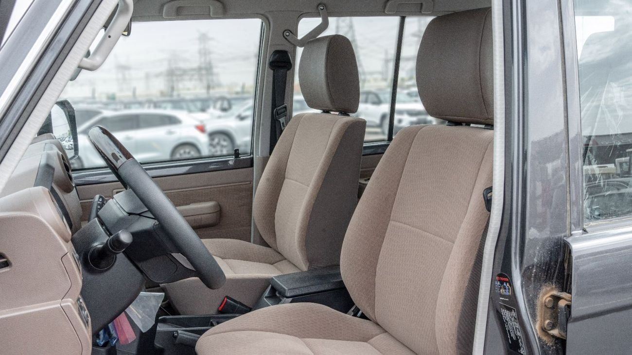 تويوتا لاند كروزر 70 Toyota Land Cruiser LC76 4.0L AT Petrol (Grey-Brown) Basic