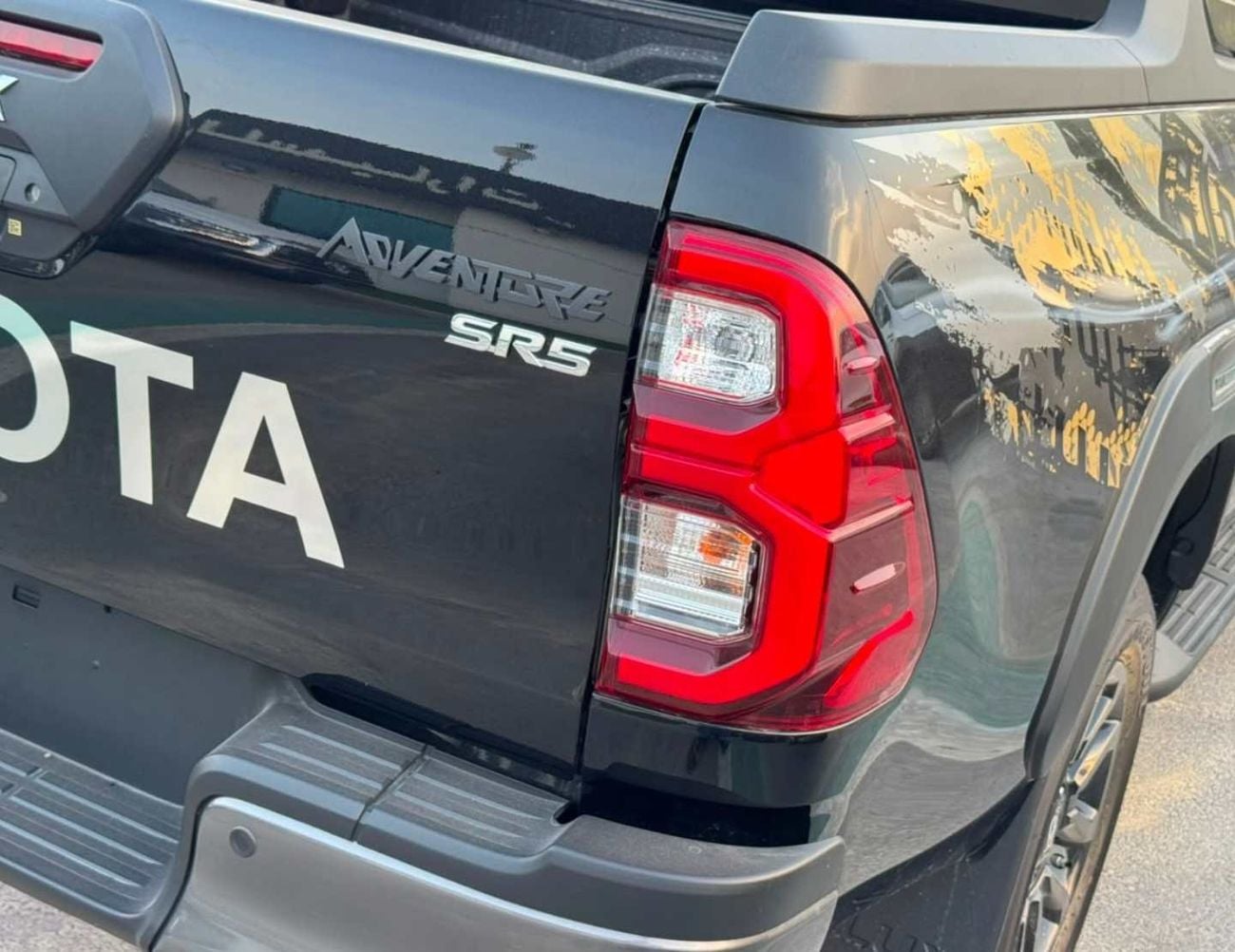 تويوتا هيلوكس ADVENTURE SR5 ADVENTURE || DOUBLE CABIN || 2.8L V4 DIESEL / RADAR / 360*CAMERA / AIR COMPRESSOR / FULL OPTION