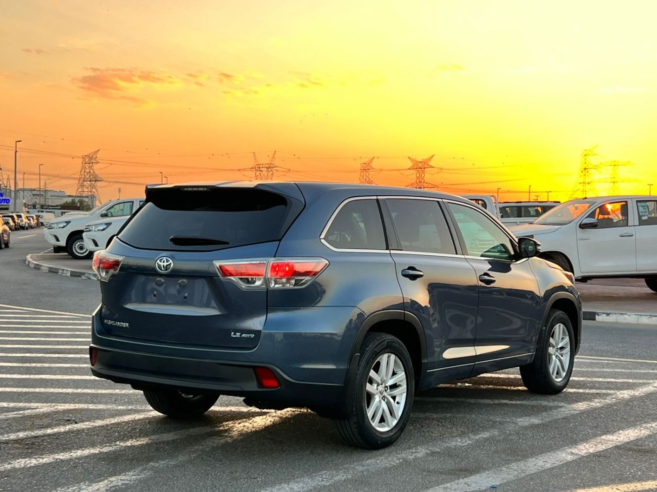 تويوتا هايلاندر 2015 Toyota Highlander MidOption - 3.5L V6 - 4x4 AWD Rear Camera - 7 Leather Seat- Auto Trunk
