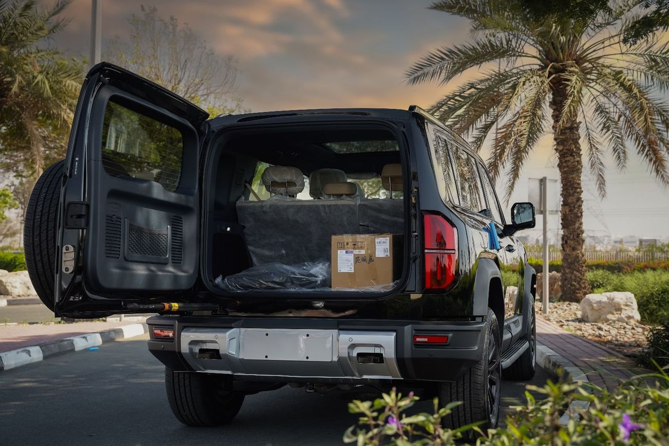 BYD Leopard 5 2025 BYD Leopard 5 Pilot Edition R18 Black in beige 0Km