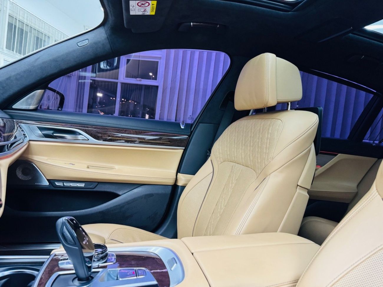 بي أم دبليو 750Li Luxury 4.4L (523 HP)