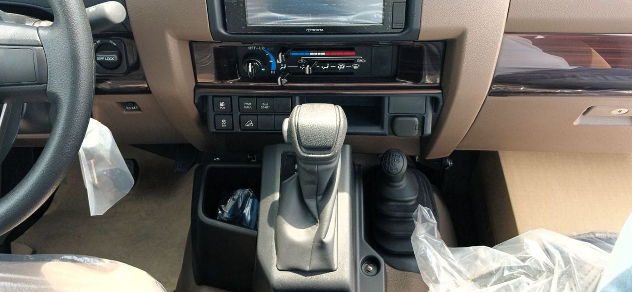تويوتا لاند كروزر بيك آب 4.0L Petrol AT 4x4 2026YM