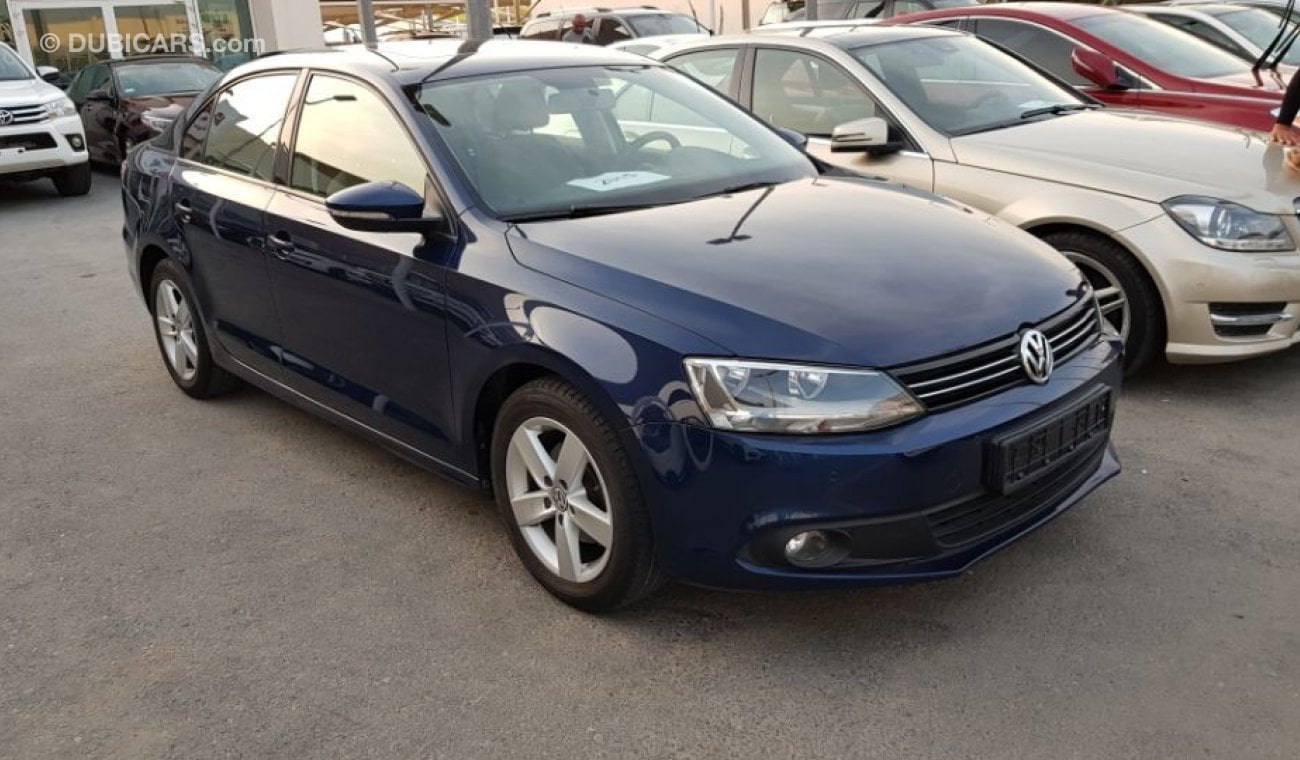 Volkswagen Jetta 2014 model full options sunroof DVD camera