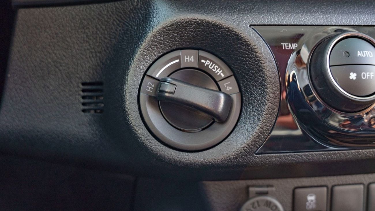 Toyota Hilux 2025 Toyota Hilux SR5 DC 4x4 2.7L Petrol AT (White)