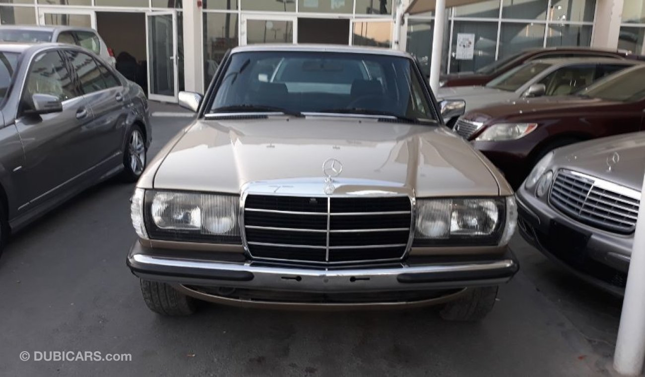 مرسيدس بنز 230 1984 Mercedes Full options with sunroof A.C. Manuel Gear