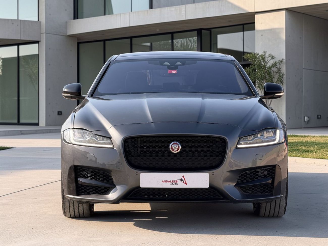 Jaguar XF R-Sport 2.0L Sedan JAGUAR XF R-SPORT | 2016 | GCC SPECS | 2.0L TURBO | AED 35,000