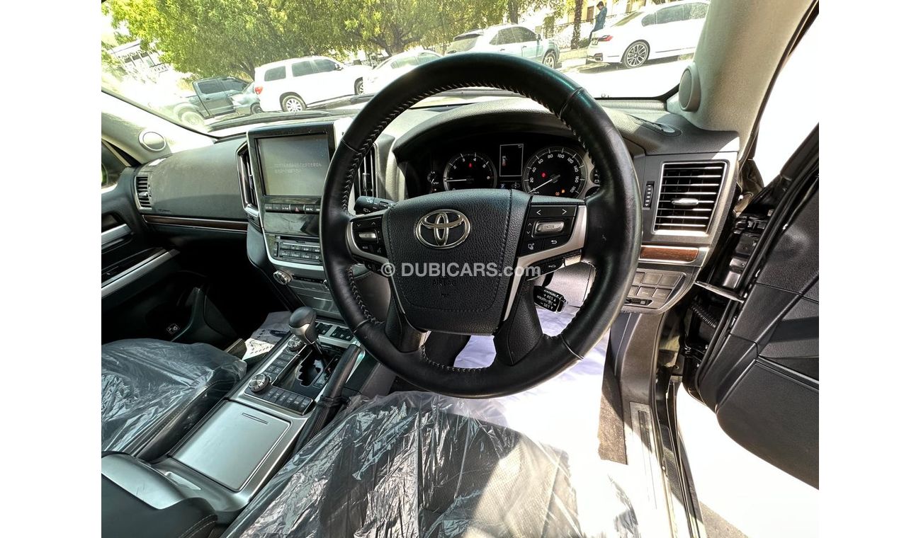 تويوتا لاند كروزر Full option clean car