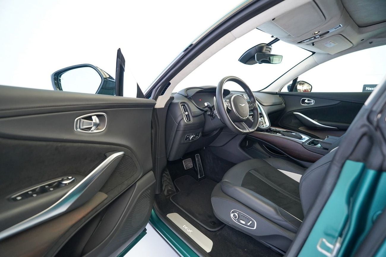 Aston Martin DBX 550